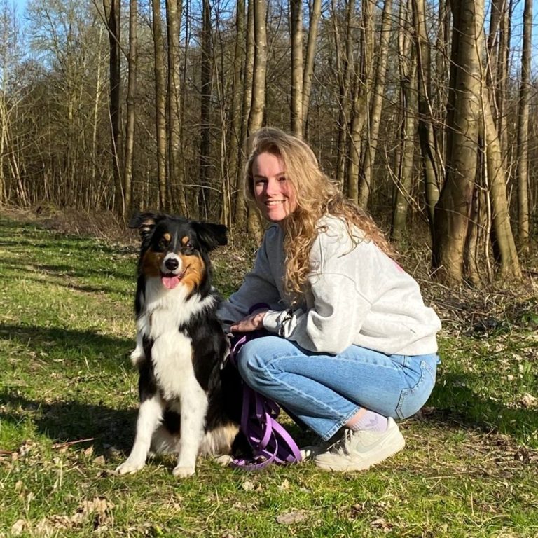 Hondentrimster uit Dronten met haar eigen hond, specialist in professioneel hondentrimmen in Flevoland
